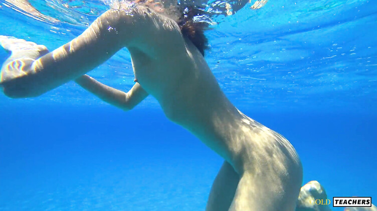 GoldTeachers: Русская с маленькими сиськами купается голышом на Кипре