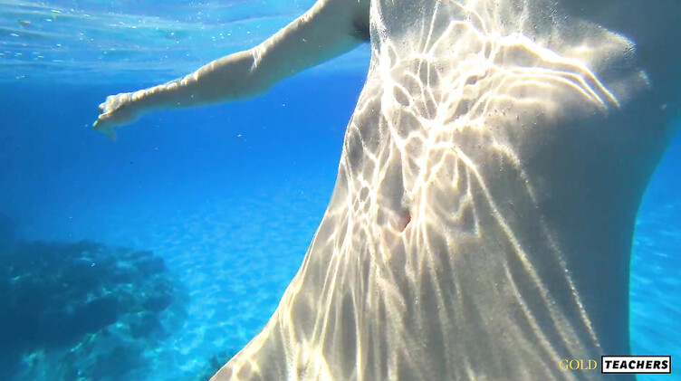 Под водой: Русская с маленькими сиськами купается голышом на Кипре