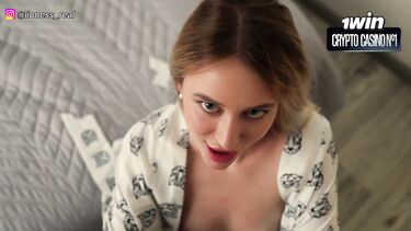 Мамаша в халате скачет на члене пасынка, шпионившего за ее мастурбацией