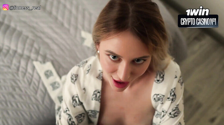 Мамаша в халате скачет на члене пасынка, шпионившего за ее мастурбацией