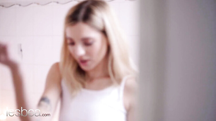 Lesbea: Лесбиянка шпионит за подругой и доводит ее до оргазма в позе 69