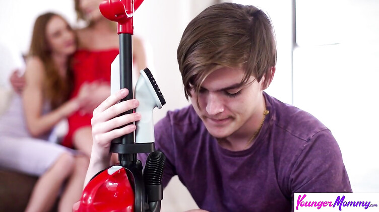 Moms Teach Sex: Вынул хуй из пылесоса и выебал двух лесбиянок