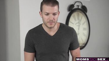 Похотливая инструкторша по йоге организовала еблю брата со сводной сестрой