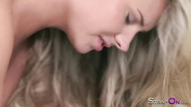 Оформил жене двойное проникновение членом и страпоном с финалом в задницу