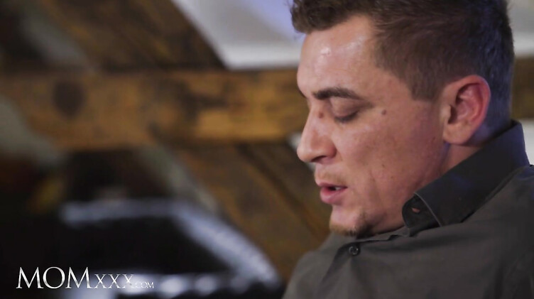 Короткостриженая милфа Сибил Арч была выебана на стуле и столе