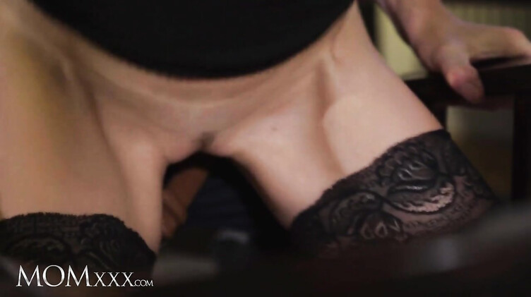 Короткостриженая милфа Сибил Арч была выебана на стуле и столе