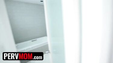 Пасынок дает на клык и трахает мачеху, говорящую по телефону с батей