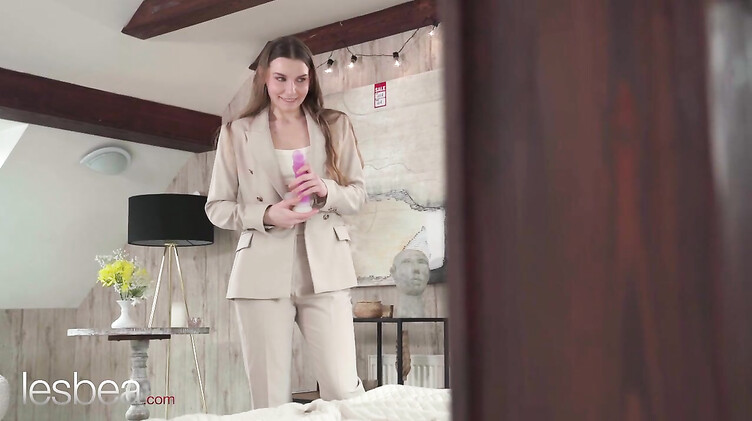 Лесбиянки нежно трахаются до оргазма на новоселье