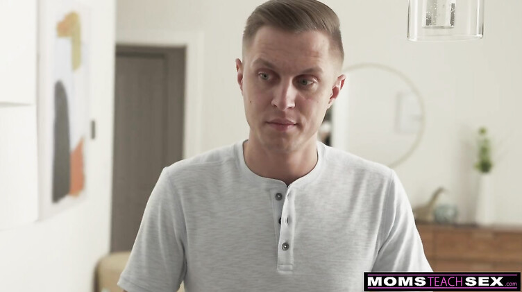 Онанист попал в ловушку и был трахнут мачехой и ее подругой