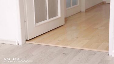 Служанка помогла парню с дрочкой и получила кремовый пирог в пизду