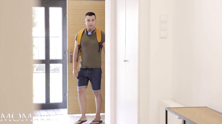 Служанка помогла парню с дрочкой и получила кремовый пирог в пизду