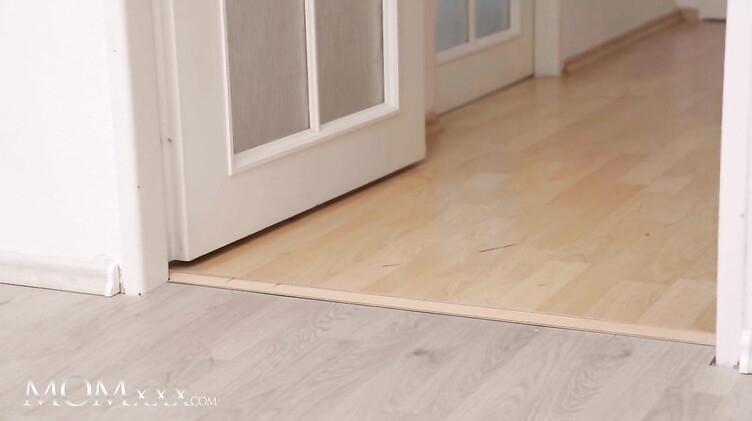 Служанка помогла парню с дрочкой и получила кремовый пирог в пизду