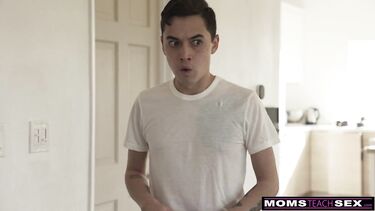 Любитель сосков чпокнул девушку и ее маму в тройничке