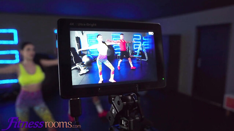 Огромным стояком отодрал тренершу по танцам Нелли Кент