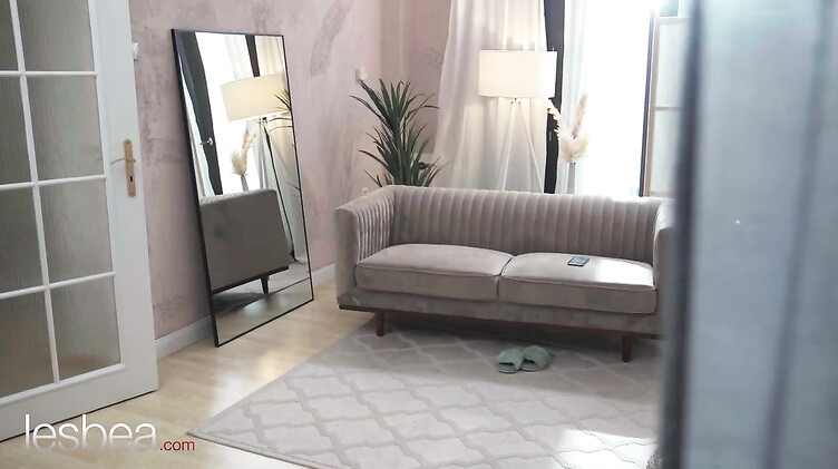 Лесбиянка виртуозно лижет пизду подруге, чтобы та не ходила налево