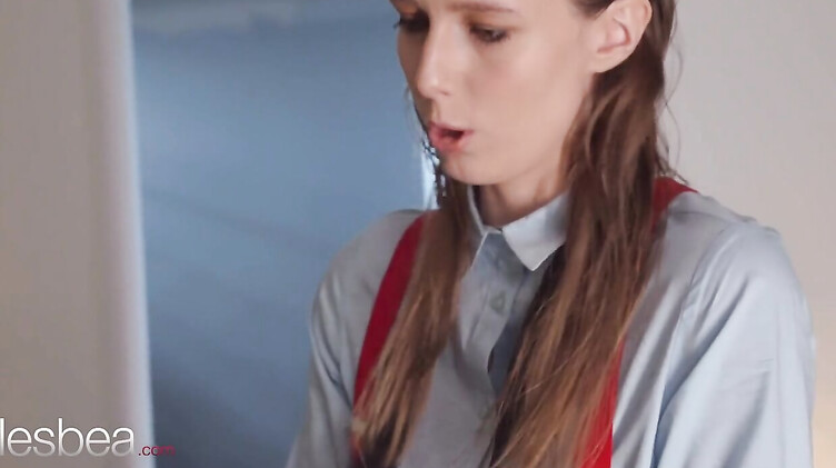 Пацанка страпонит боюнетку раком и сама прыгает на искусственном хуе