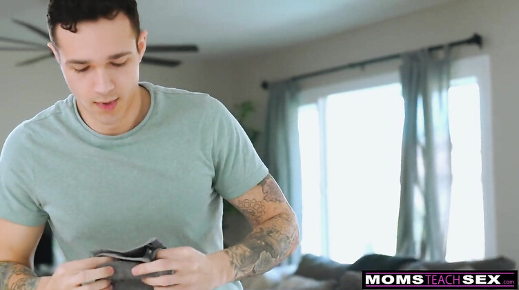 Айден Эшли соблазнила и трахнула пасынка с повязкой на глазах