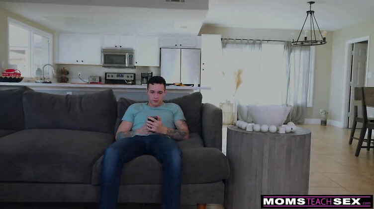 Айден Эшли соблазнила и трахнула пасынка с повязкой на глазах