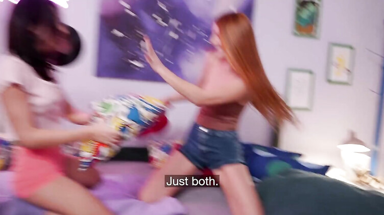 Lesbea: Лучшие подружки потерлись пездами после драки из-за парня