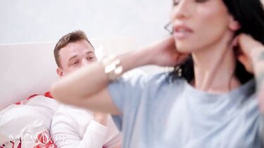 Страстная наездница: Милфа попала под дождь и прожарку киски молодым коллегой