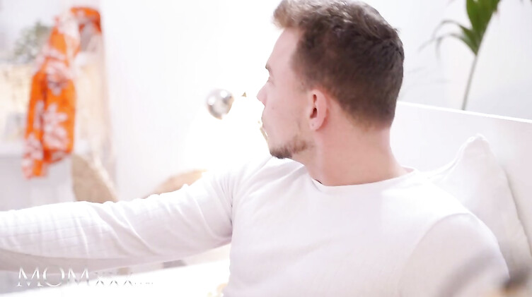 Милфа попала под дождь и прожарку киски молодым коллегой