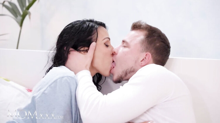 Милфа попала под дождь и прожарку киски молодым коллегой