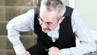 Начинающая пианистка выебана старым учителем музыки