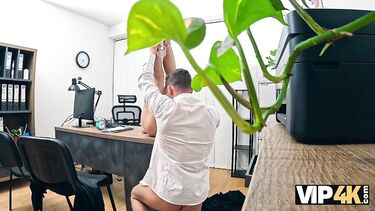 Жена ебется в офисе с главным бухгалтером за повышение зарплаты