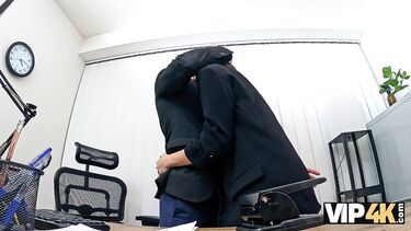 Жена ебется в офисе с главным бухгалтером за повышение зарплаты