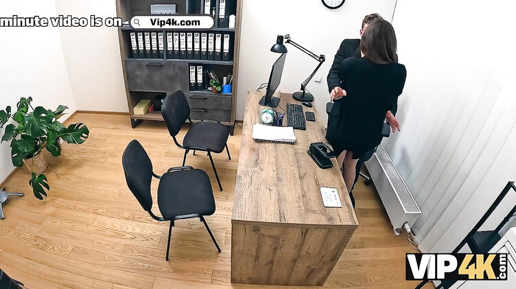 Жена ебется в офисе с главным бухгалтером за повышение зарплаты