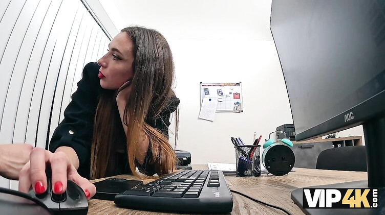 Жена ебется в офисе с главным бухгалтером за повышение зарплаты