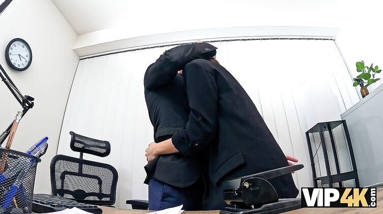 Жена ебется в офисе с главным бухгалтером за повышение зарплаты