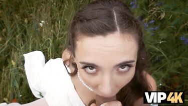 Деревенщина трахает в поле сбежавшую со свадьбы невесту