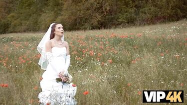 Деревенщина трахает в поле сбежавшую со свадьбы невесту