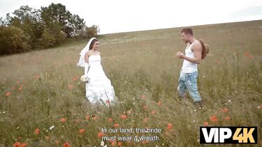Деревенщина трахает в поле сбежавшую со свадьбы невесту