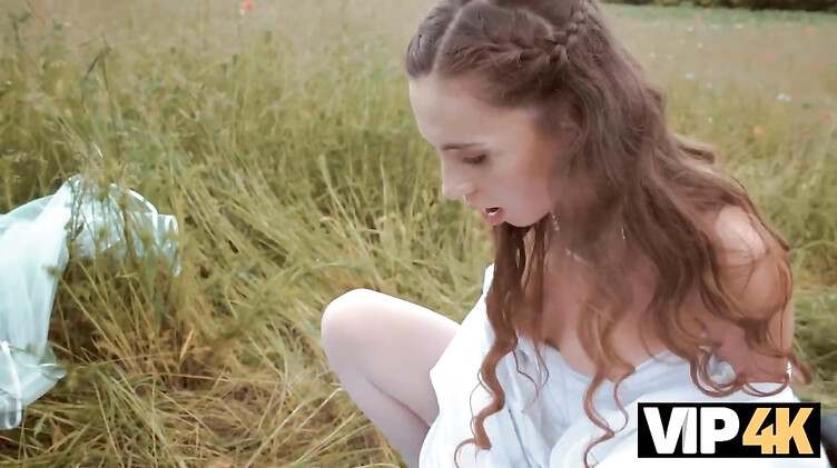 Деревенщина трахает в поле сбежавшую со свадьбы невесту