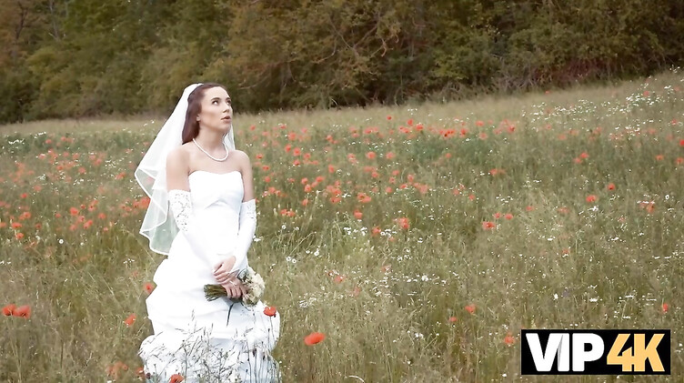 Деревенщина трахает в поле сбежавшую со свадьбы невесту