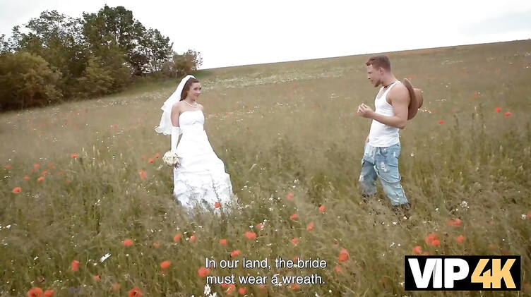 Деревенщина трахает в поле сбежавшую со свадьбы невесту