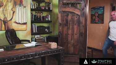 Ебля с женой друга на сеансе эротического массажа