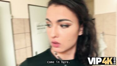 Незнакомец в туалете кафе дрючит жену криптоинвестора