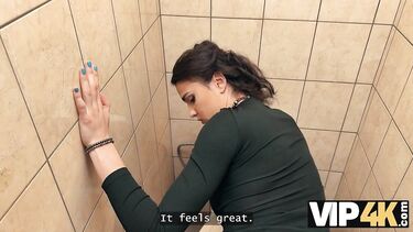 Незнакомец в туалете кафе дрючит жену криптоинвестора