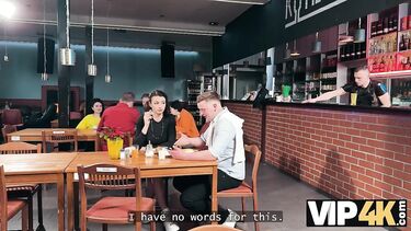 Незнакомец в туалете кафе дрючит жену криптоинвестора