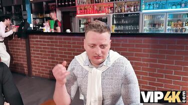 Незнакомец в туалете кафе дрючит жену криптоинвестора