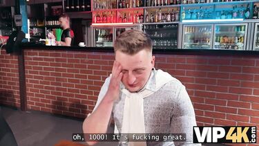 Незнакомец в туалете кафе дрючит жену криптоинвестора