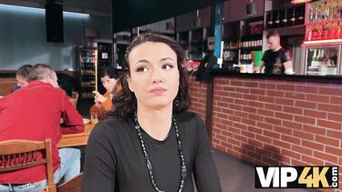 Незнакомец в туалете кафе дрючит жену криптоинвестора