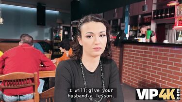 Незнакомец в туалете кафе дрючит жену криптоинвестора