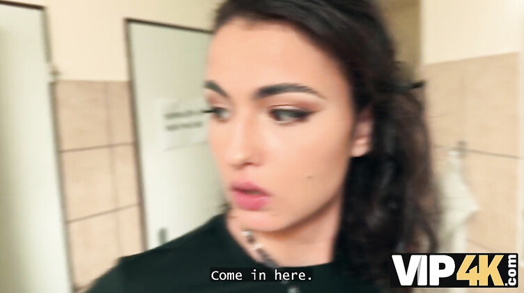 Незнакомец в туалете кафе дрючит жену криптоинвестора