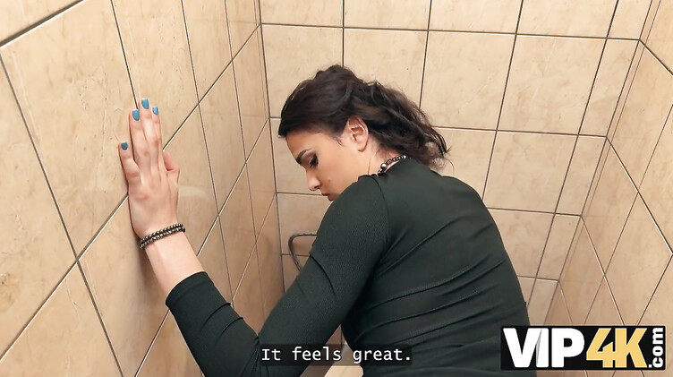 Незнакомец в туалете кафе дрючит жену криптоинвестора