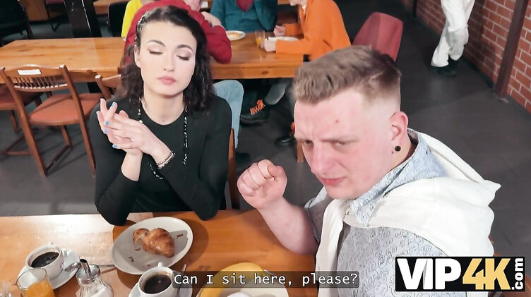 Незнакомец в туалете кафе дрючит жену криптоинвестора