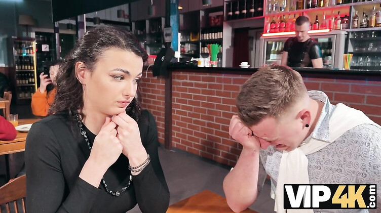 Незнакомец в туалете кафе дрючит жену криптоинвестора